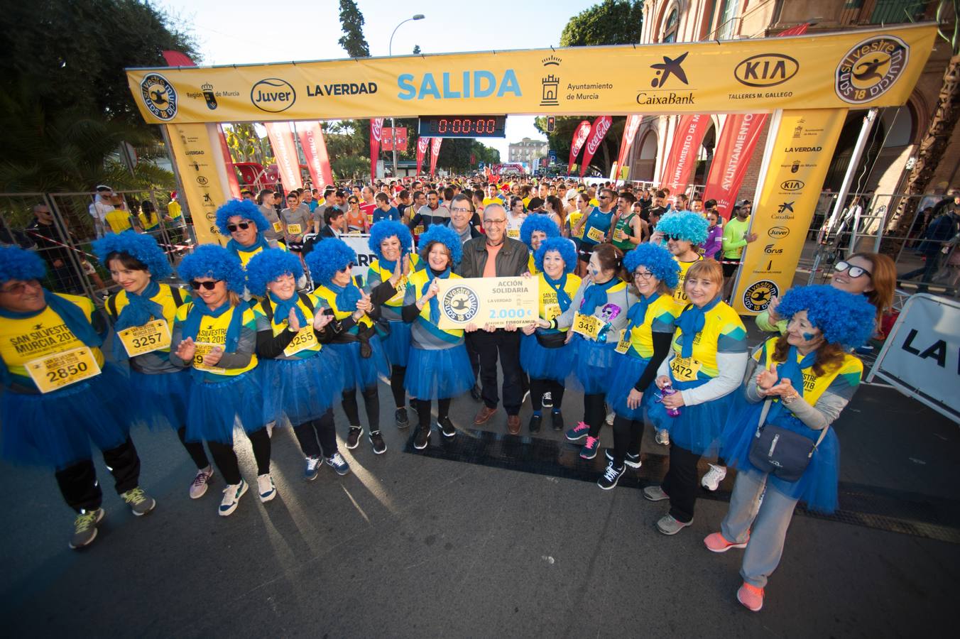 Miles de corredores se agolpan en la salida de la última carrera del año en Murcia