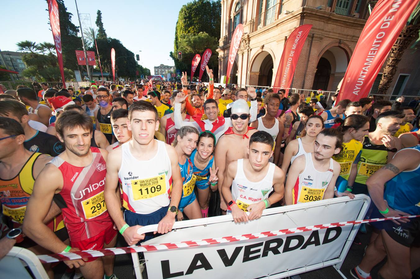 Miles de corredores se agolpan en la salida de la última carrera del año en Murcia