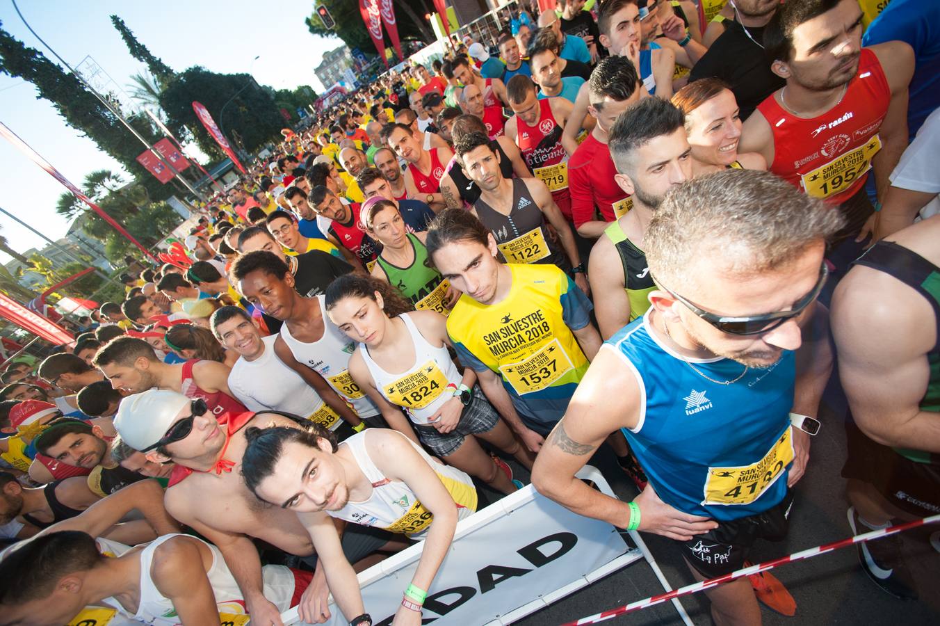 Miles de corredores se agolpan en la salida de la última carrera del año en Murcia