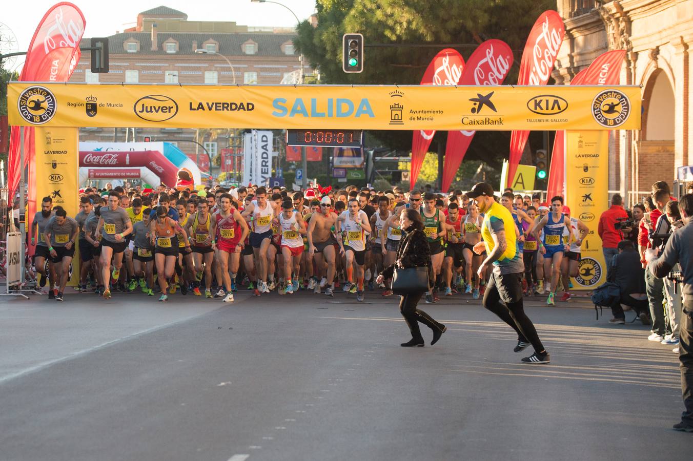 Miles de corredores se agolpan en la salida de la última carrera del año en Murcia