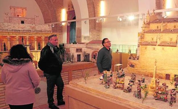 Visitantes contemplan, ayer en el Museo del Belén, la impresionante recreación de la colegial de San Patricio, que formó parte del belén municipal hace años. 