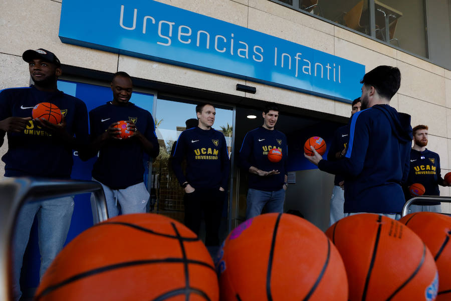 os jugadores de la primera plantilla del UCAM Murcia CB han visitado a los niños ingresados en el Hospital Materno Infantil Virgen de La Arrixaca, y les han entregado balones de baloncesto por cortesía de Arom S.A., uno de los principales patrocinadores del club