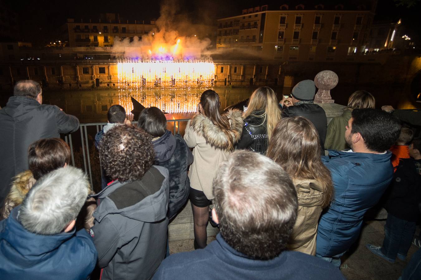 La terraza de los Molinos del Río acogió anoche el último de los espectáculos piromusicales que el Ayuntamiento de Murcia ha organizado para recibir el nuevo año 2019, que ha sido una de las principales novedades de las fiestas navideñas.