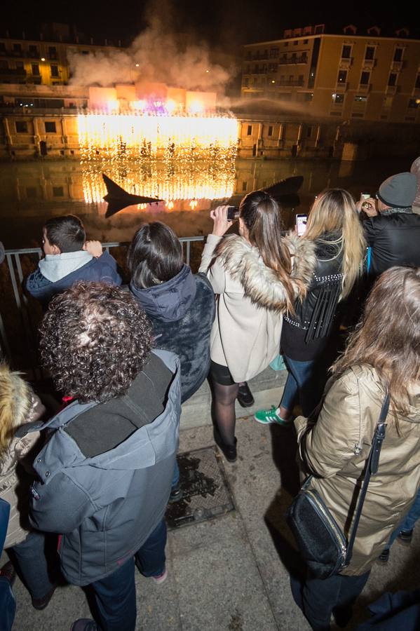 La terraza de los Molinos del Río acogió anoche el último de los espectáculos piromusicales que el Ayuntamiento de Murcia ha organizado para recibir el nuevo año 2019, que ha sido una de las principales novedades de las fiestas navideñas.