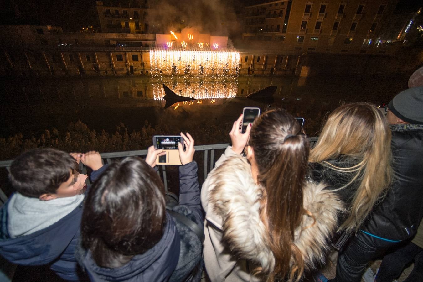 La terraza de los Molinos del Río acogió anoche el último de los espectáculos piromusicales que el Ayuntamiento de Murcia ha organizado para recibir el nuevo año 2019, que ha sido una de las principales novedades de las fiestas navideñas.