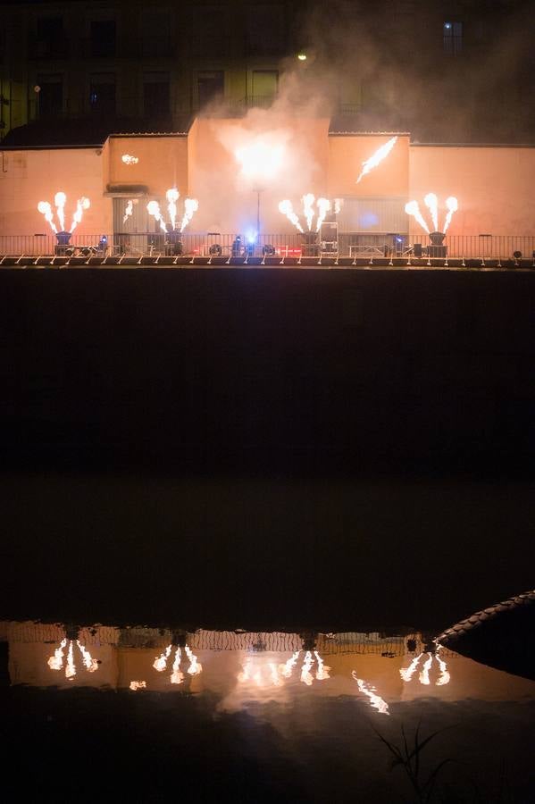 La terraza de los Molinos del Río acogió anoche el último de los espectáculos piromusicales que el Ayuntamiento de Murcia ha organizado para recibir el nuevo año 2019, que ha sido una de las principales novedades de las fiestas navideñas.