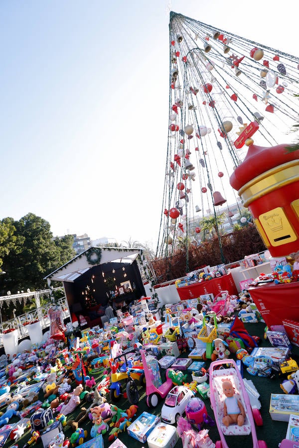 Los niños que disfrutaron de las actividades y talleres que se están llevando a cabo esta Navidad fueron los encargados de dejarlos. Cruz Roja, Cáritas y Educa los repartirán entre los menores más desfavorecidos del municipio