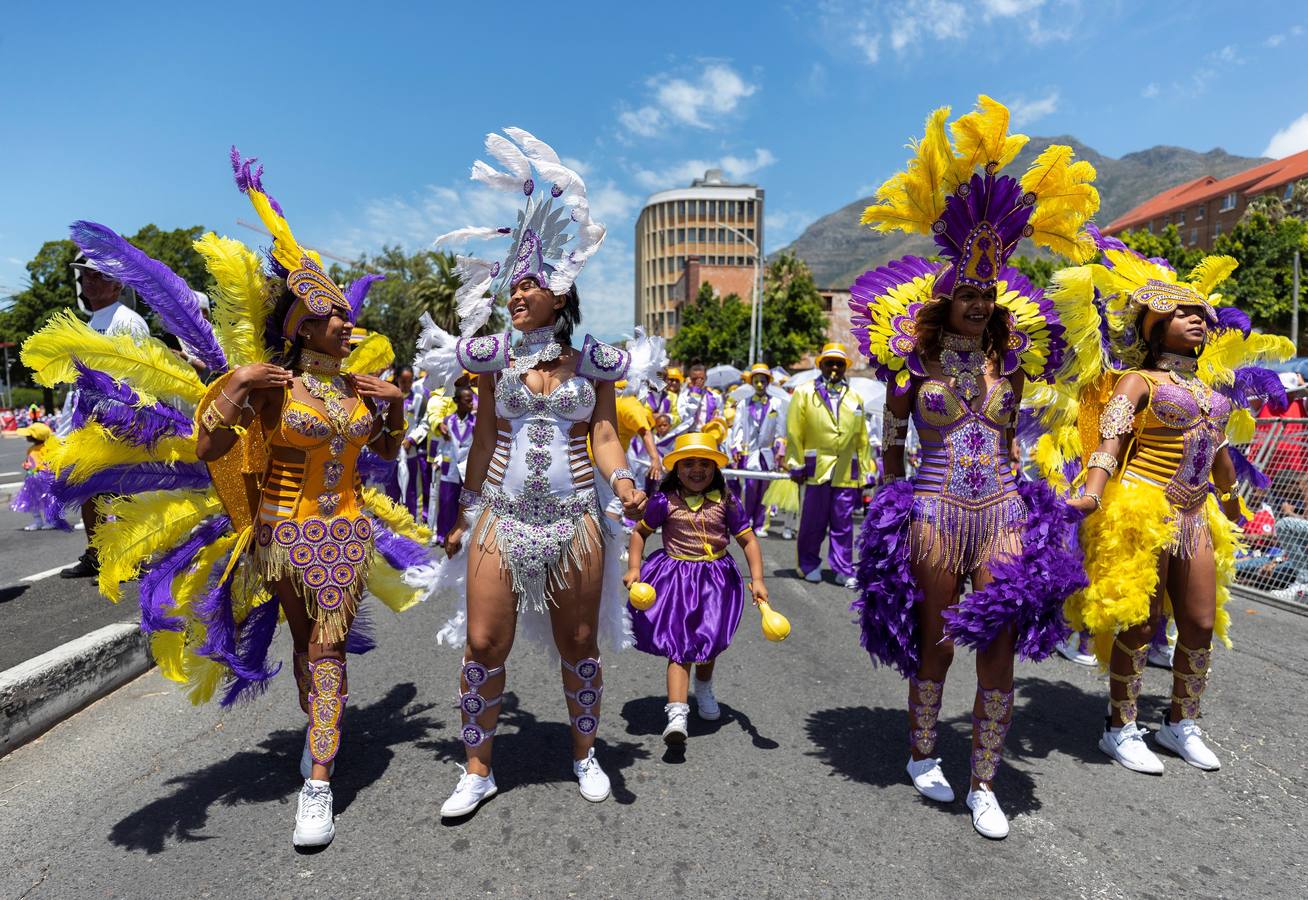 Miembros de las comparsas del Minstrel Carnival participan en el Carnaval de Segundo Año Nuevo «Tweede Nuwe Yaar», por las calles de Ciudad del Cabo, Sudáfrica.