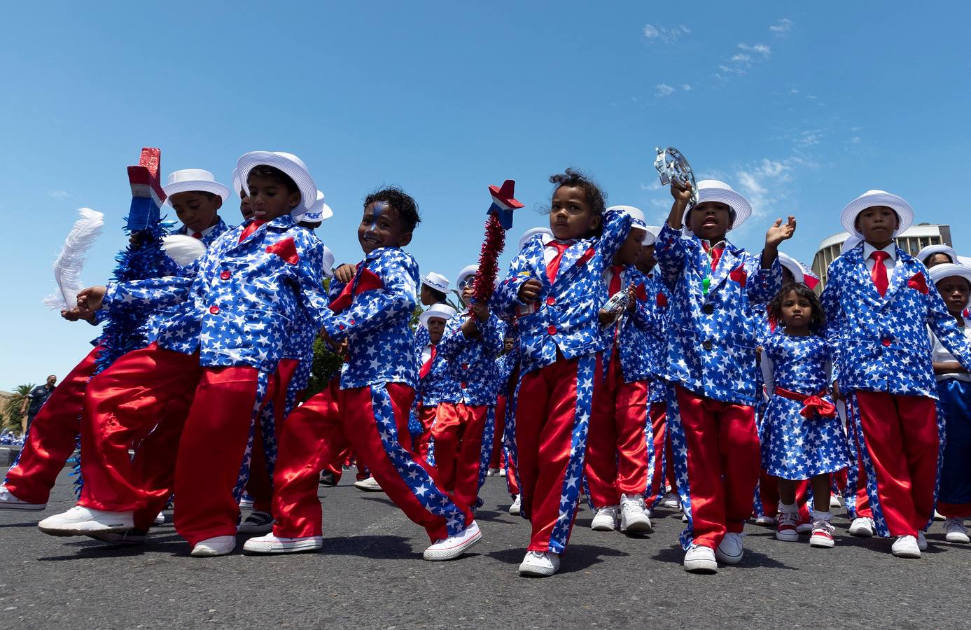 Miembros de las comparsas del Minstrel Carnival participan en el Carnaval de Segundo Año Nuevo «Tweede Nuwe Yaar», por las calles de Ciudad del Cabo, Sudáfrica.