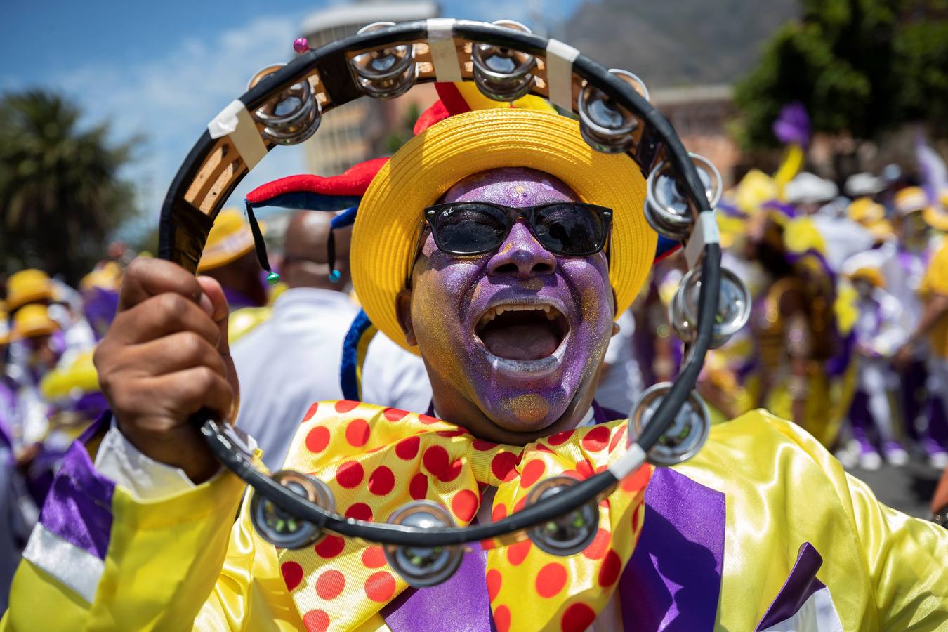 Miembros de las comparsas del Minstrel Carnival participan en el Carnaval de Segundo Año Nuevo «Tweede Nuwe Yaar», por las calles de Ciudad del Cabo, Sudáfrica.