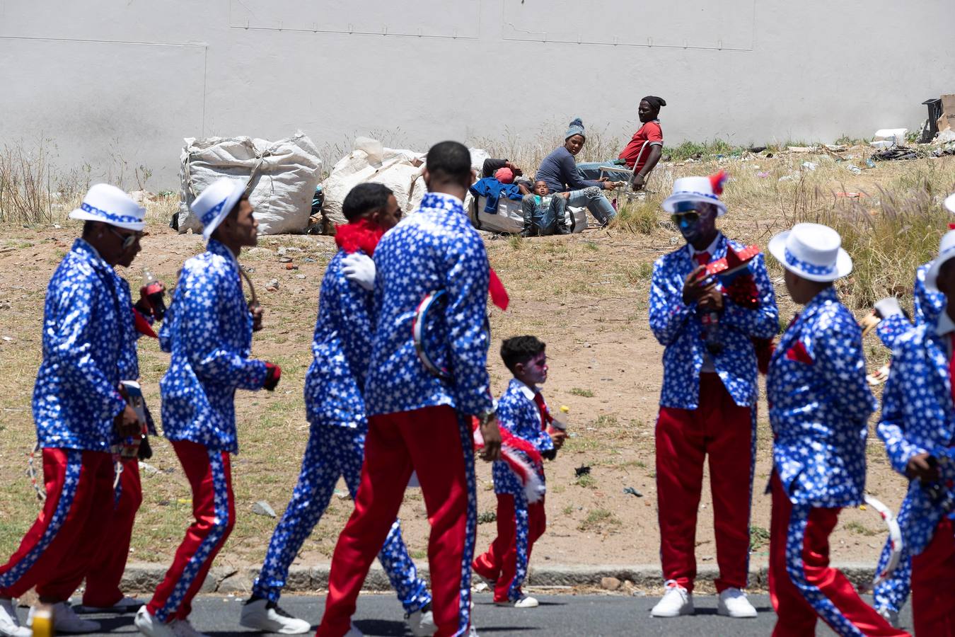 Miembros de las comparsas del Minstrel Carnival participan en el Carnaval de Segundo Año Nuevo «Tweede Nuwe Yaar», por las calles de Ciudad del Cabo, Sudáfrica.