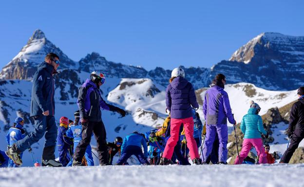 Aficionados en la estación de Formigal-Panticosa