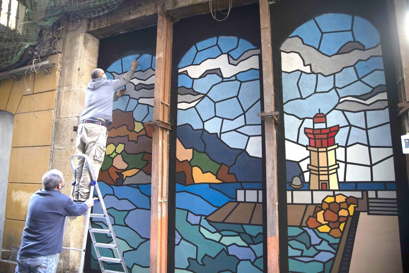 Grafiteros locales decoran, con variadas creaciones, las paredes de locales vacíos y solares pendientes de construir en las calles del Aire y Cuatro Santos