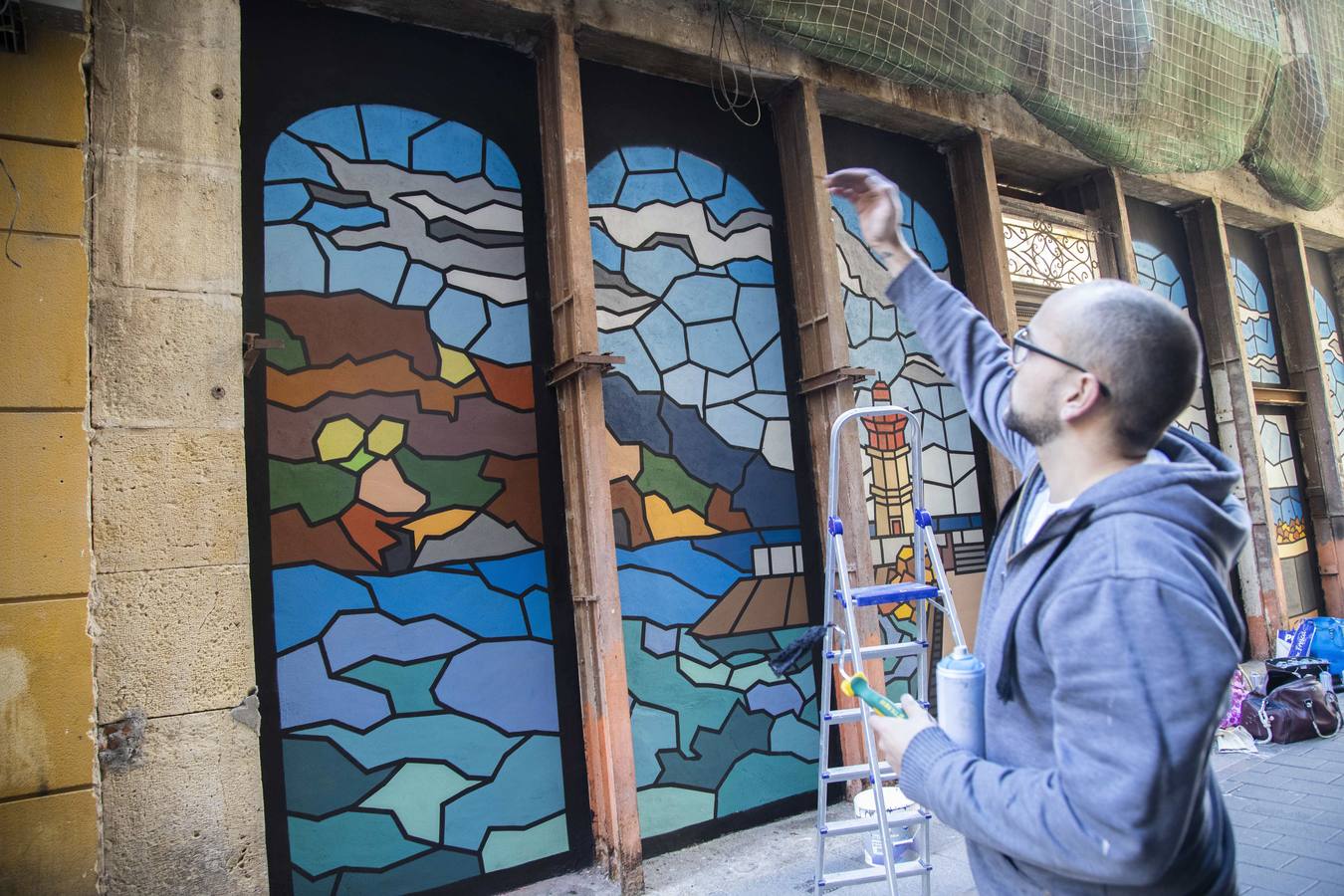 Grafiteros locales decoran, con variadas creaciones, las paredes de locales vacíos y solares pendientes de construir en las calles del Aire y Cuatro Santos