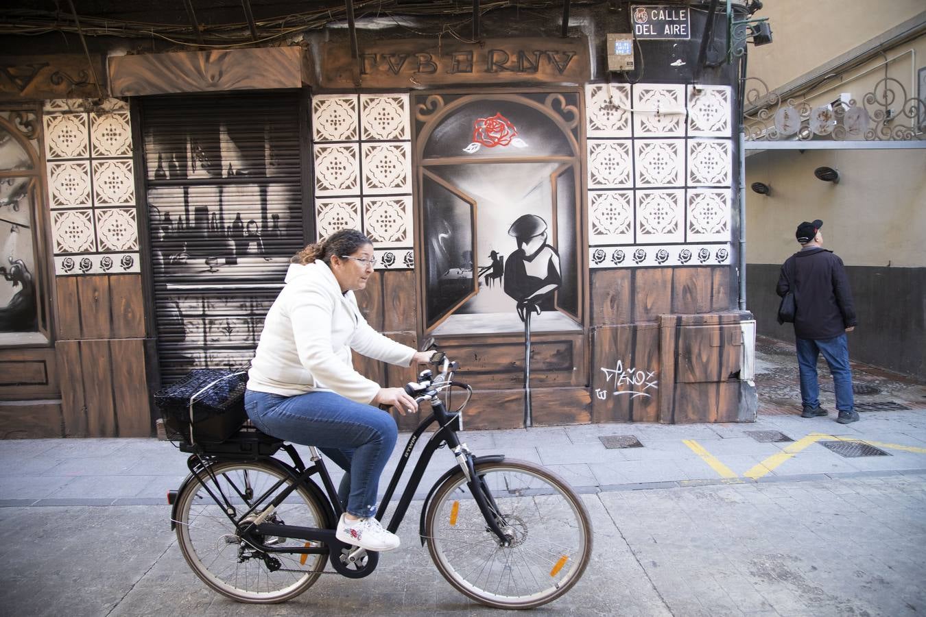 Grafiteros locales decoran, con variadas creaciones, las paredes de locales vacíos y solares pendientes de construir en las calles del Aire y Cuatro Santos