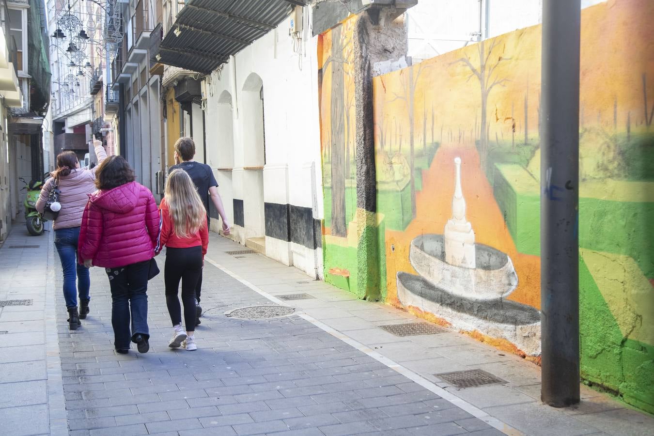 Grafiteros locales decoran, con variadas creaciones, las paredes de locales vacíos y solares pendientes de construir en las calles del Aire y Cuatro Santos