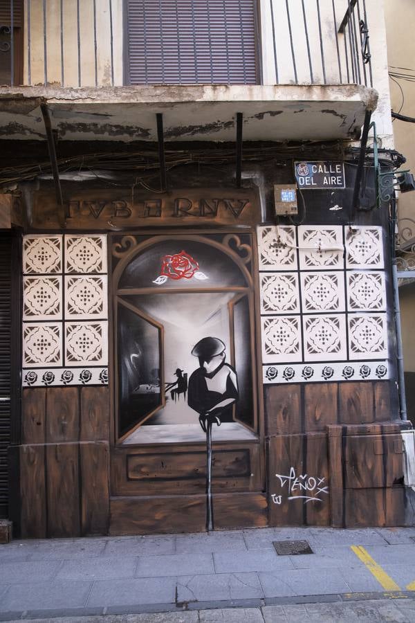 Grafiteros locales decoran, con variadas creaciones, las paredes de locales vacíos y solares pendientes de construir en las calles del Aire y Cuatro Santos