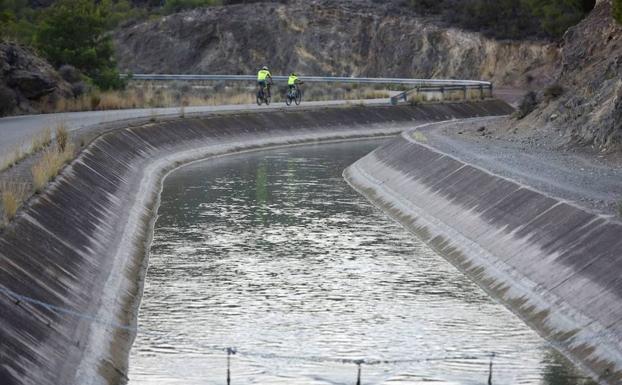 El Trasvase Tajo-Segura a su paso por Sierra Espuña.