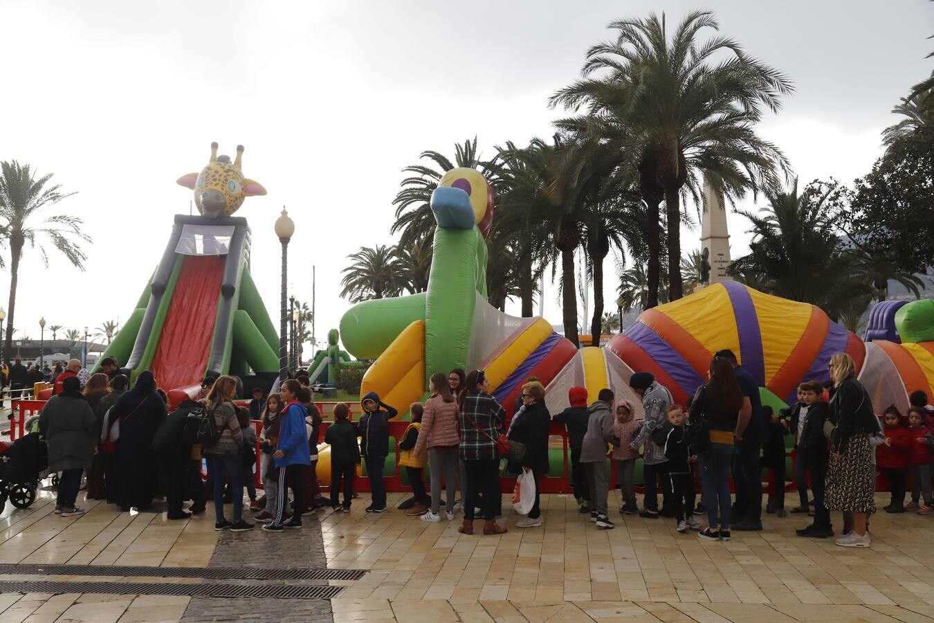 Los niños aprovechan la apertura de un parque infantil de Juan XXIII y degustan un roscón gratis en la Plaza del Ayuntamiento de Cartagena.