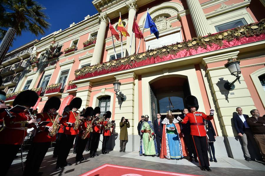 Para amenizar la espera de la llegada de sus Majestades se han repartido 3.000 raciones de roscón en La Glorieta