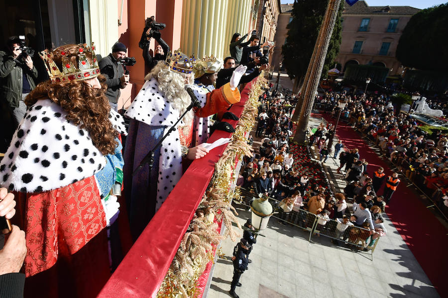 Para amenizar la espera de la llegada de sus Majestades se han repartido 3.000 raciones de roscón en La Glorieta