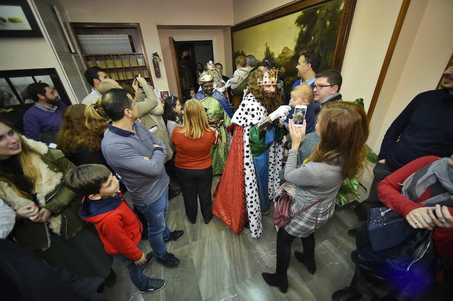 Para amenizar la espera de la llegada de sus Majestades se han repartido 3.000 raciones de roscón en La Glorieta