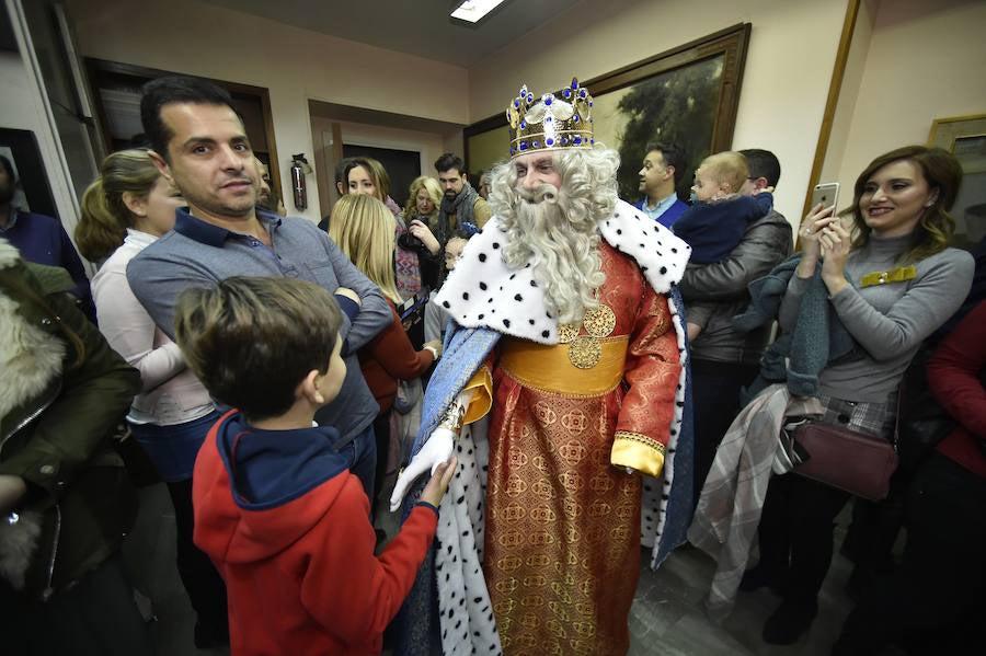 Para amenizar la espera de la llegada de sus Majestades se han repartido 3.000 raciones de roscón en La Glorieta