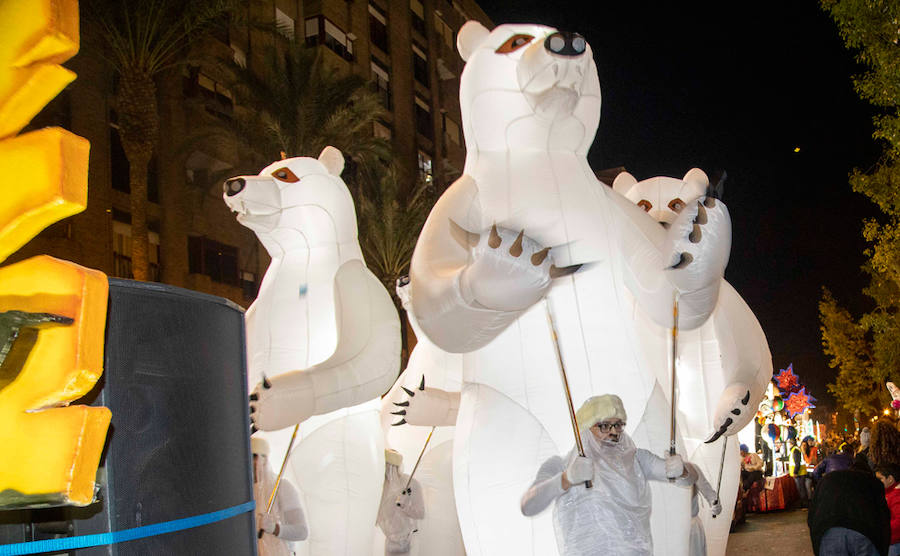 Niños y grandes disfrutan de un desfile con algunos parones para repostar los 18.000 muñecos y 3.000 kilos de caramelos que se repartieron durante el desfile