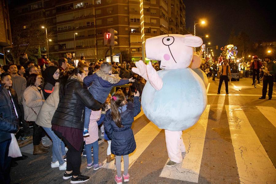 Niños y grandes disfrutan de un desfile con algunos parones para repostar los 18.000 muñecos y 3.000 kilos de caramelos que se repartieron durante el desfile