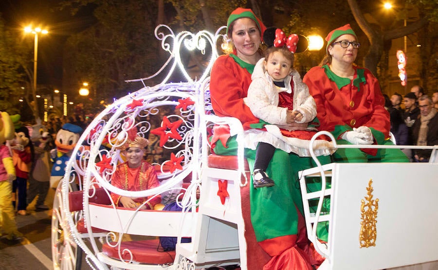 Niños y grandes disfrutan de un desfile con algunos parones para repostar los 18.000 muñecos y 3.000 kilos de caramelos que se repartieron durante el desfile