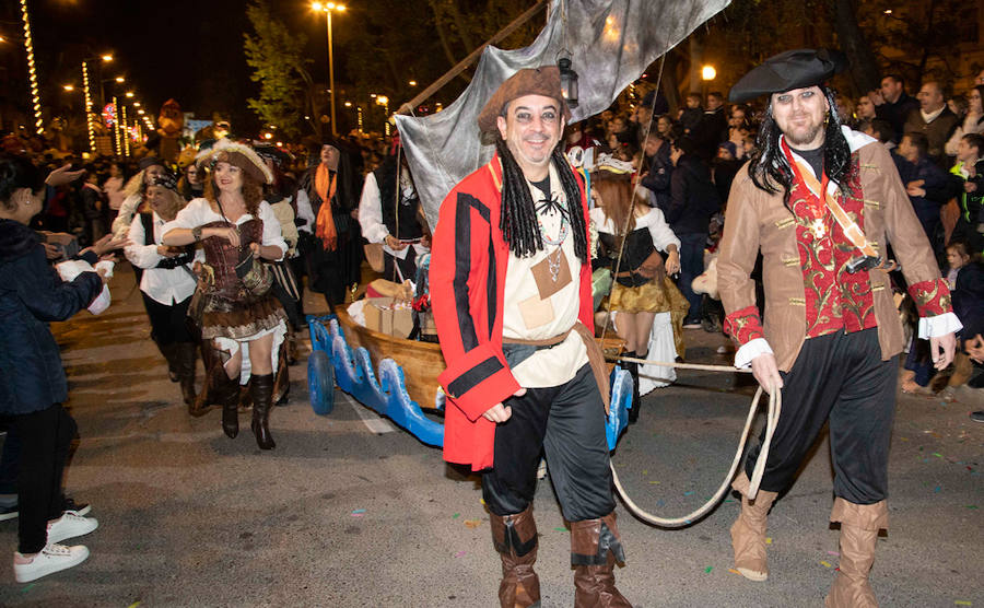 Niños y grandes disfrutan de un desfile con algunos parones para repostar los 18.000 muñecos y 3.000 kilos de caramelos que se repartieron durante el desfile