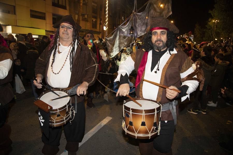 Niños y grandes disfrutan de un desfile con algunos parones para repostar los 18.000 muñecos y 3.000 kilos de caramelos que se repartieron durante el desfile