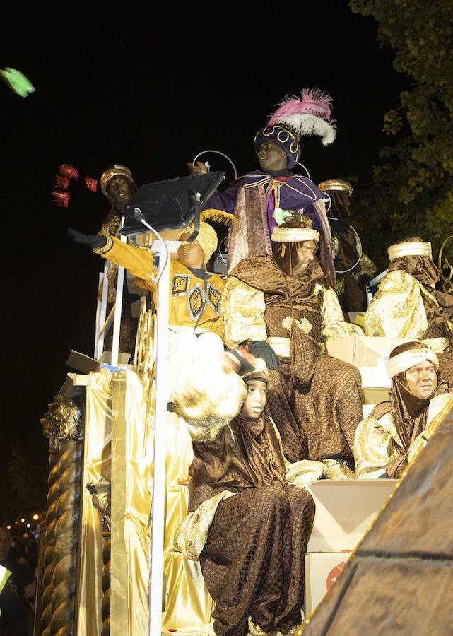 Niños y grandes disfrutan de un desfile con algunos parones para repostar los 18.000 muñecos y 3.000 kilos de caramelos que se repartieron durante el desfile