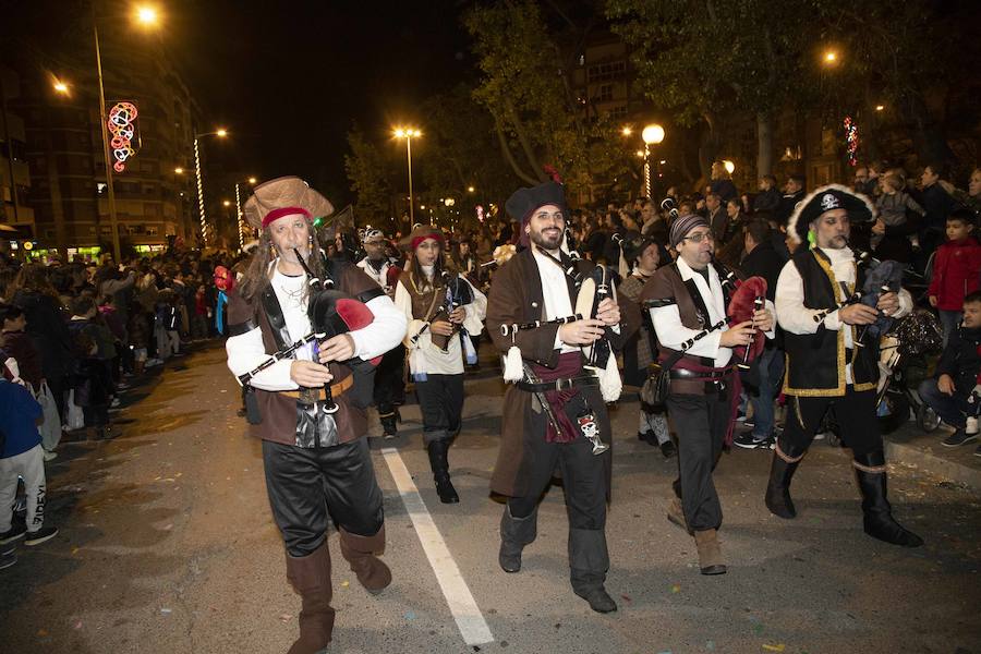 Niños y grandes disfrutan de un desfile con algunos parones para repostar los 18.000 muñecos y 3.000 kilos de caramelos que se repartieron durante el desfile