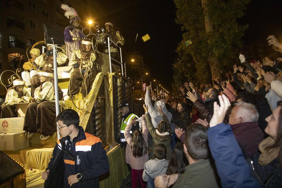 Niños y grandes disfrutan de un desfile con algunos parones para repostar los 18.000 muñecos y 3.000 kilos de caramelos que se repartieron durante el desfile