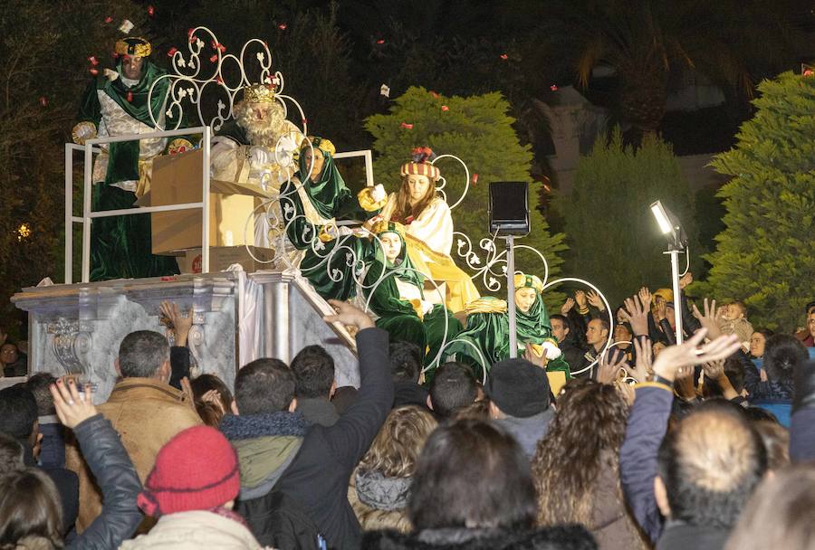 Niños y grandes disfrutan de un desfile con algunos parones para repostar los 18.000 muñecos y 3.000 kilos de caramelos que se repartieron durante el desfile