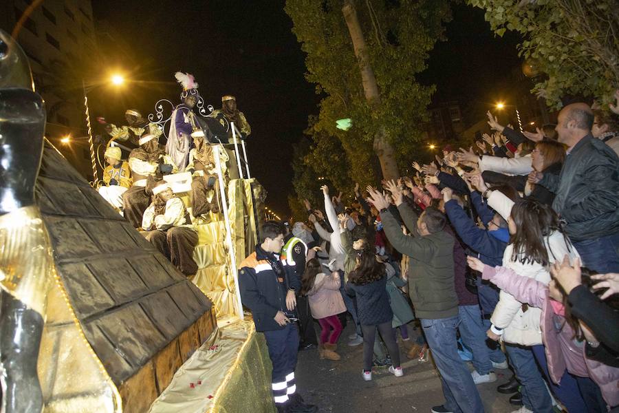 Niños y grandes disfrutan de un desfile con algunos parones para repostar los 18.000 muñecos y 3.000 kilos de caramelos que se repartieron durante el desfile