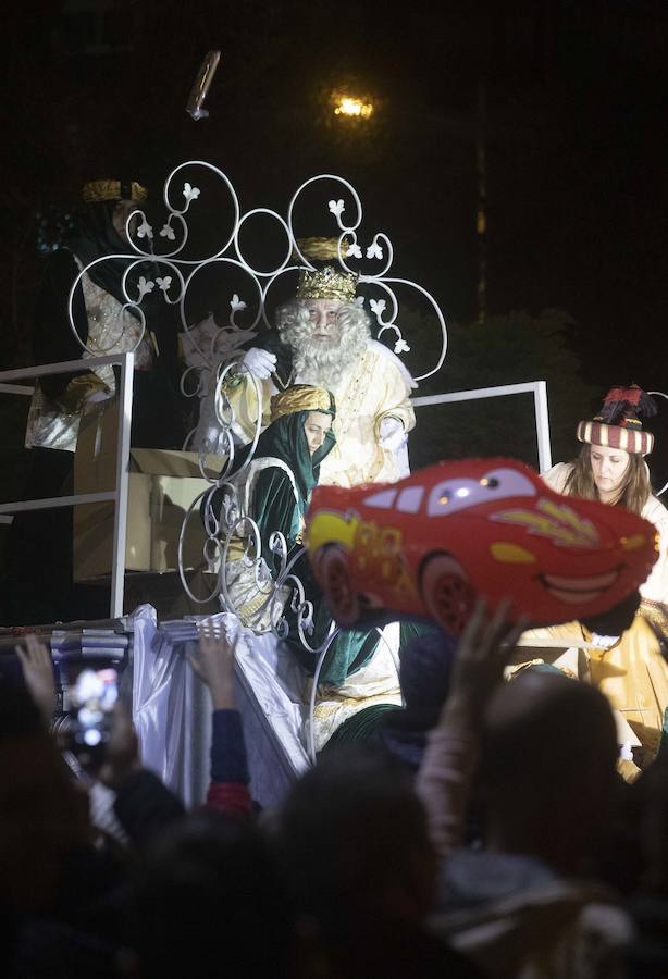 Niños y grandes disfrutan de un desfile con algunos parones para repostar los 18.000 muñecos y 3.000 kilos de caramelos que se repartieron durante el desfile