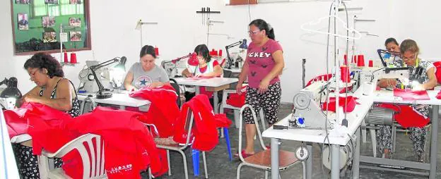 El empoderamiento femenino es clave para luchar contra la pobreza que atenaza a la población del asentamiento de Santa Rosa, en El Callao (Perú).
