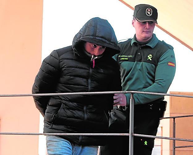 El agresor, a su salida de los juzgados de Totana, ayer. AGM