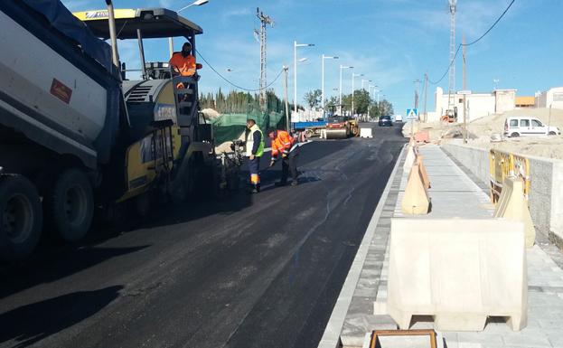 Una máquina de reasfaltado realiza trabajos de mejora en la calle José Cremades, en el polígono molinense El Tapiado. 