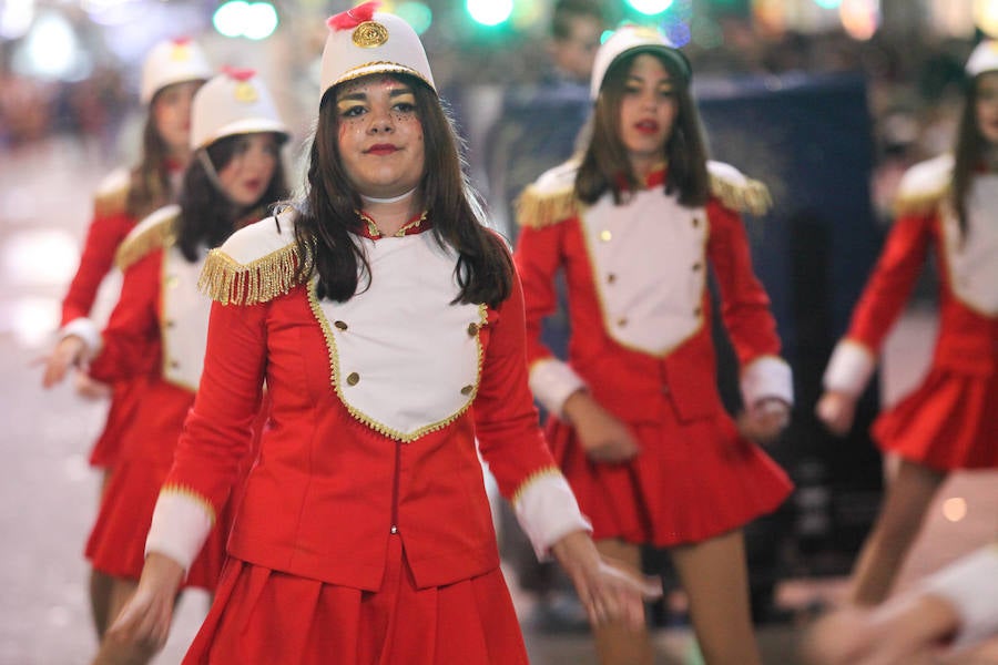 Unas 70.000 personas presenciaron un desfile que contó con los cuentos clásicos y tradicionales como hilo conductor