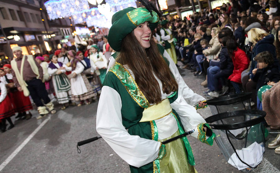 Unas 70.000 personas presenciaron un desfile que contó con los cuentos clásicos y tradicionales como hilo conductor