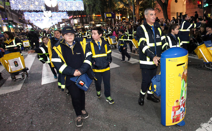 Unas 70.000 personas presenciaron un desfile que contó con los cuentos clásicos y tradicionales como hilo conductor