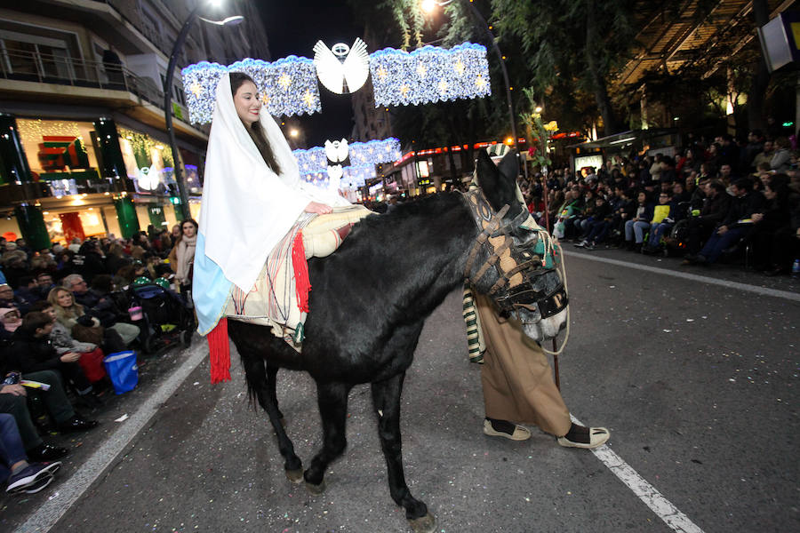 Unas 70.000 personas presenciaron un desfile que contó con los cuentos clásicos y tradicionales como hilo conductor