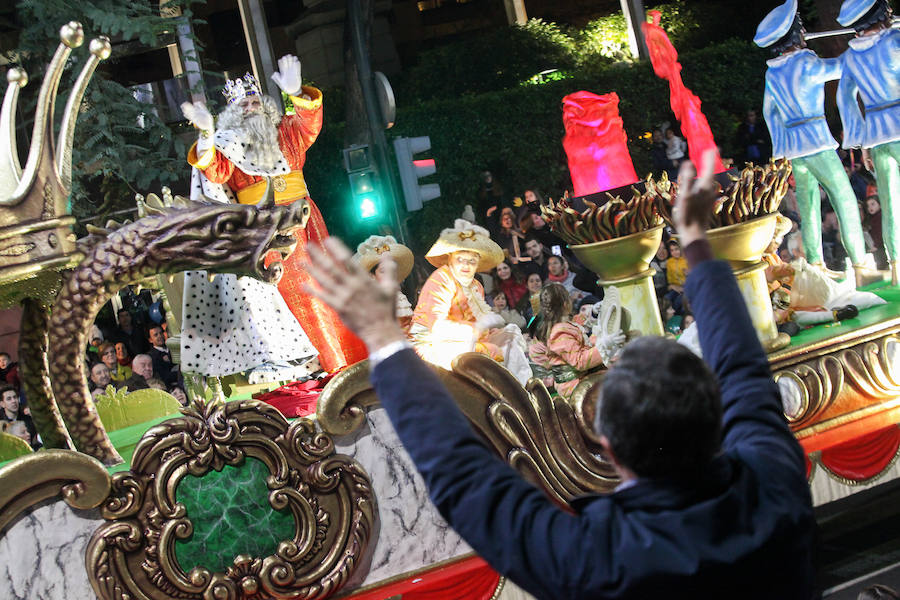 Unas 70.000 personas presenciaron un desfile que contó con los cuentos clásicos y tradicionales como hilo conductor