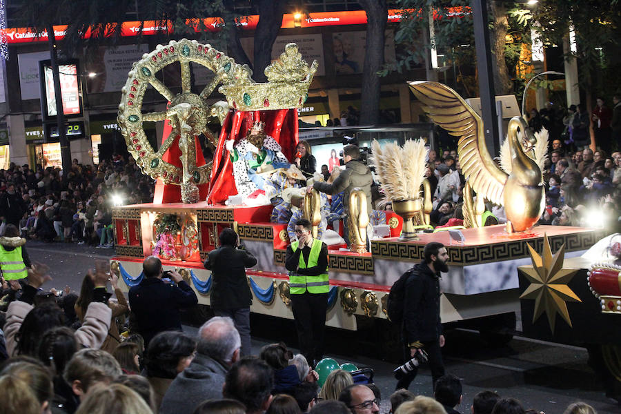 Unas 70.000 personas presenciaron un desfile que contó con los cuentos clásicos y tradicionales como hilo conductor