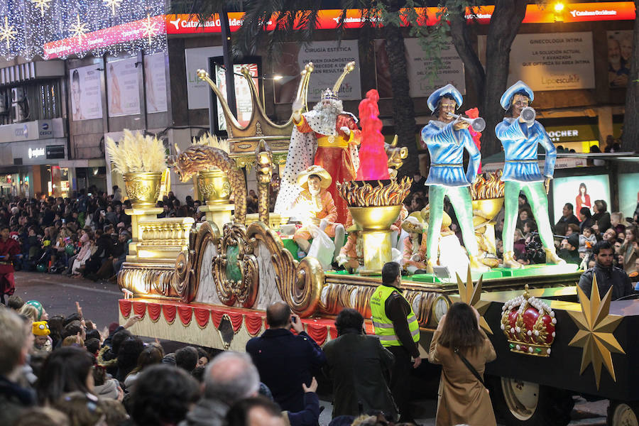 Unas 70.000 personas presenciaron un desfile que contó con los cuentos clásicos y tradicionales como hilo conductor