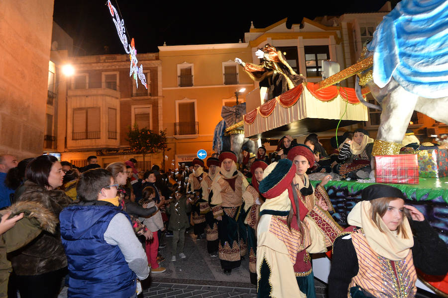 Unos 400 figurantes participaron en el cortejo que repartió más de siete toneladas de caramelos y que tuvo como colofón una gran fiesta