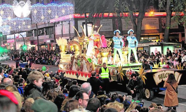 Melchor saluda y reparte caramelos al público de la Cabalgata de Reyes Magos, ayer, a su paso por la plaza de Santa Isabel, en la Gran Vía. 